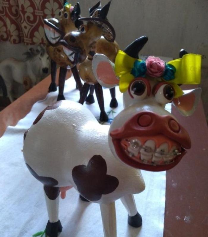 Hình ảnh con bò cười hài